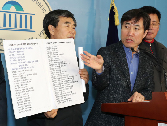 하태경 바른미래당 의원과 탈북민들이 13일 국회 정론관에서 '5·18 북한군 배후설'을 주장하는 지만원 씨에 대한 집단고소 기자회견을 하고 있다. 연합뉴스